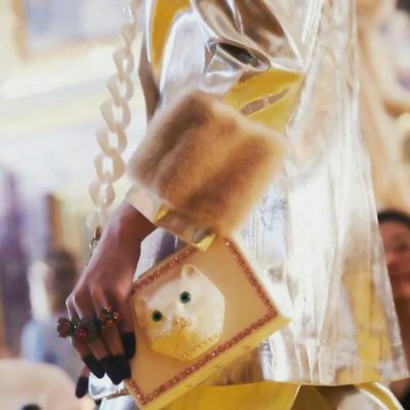 31张不露脸女生锁骨头像 高清露肩吊带半身图