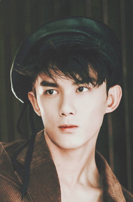 吴磊越长越帅！这波表情包太可了