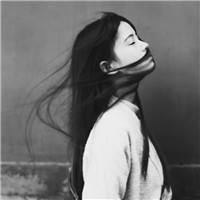 18张灰色调落寞伤感女生头像合集