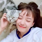 女生抱萌宠头像合集！12张高清好看的抱宠女生头像