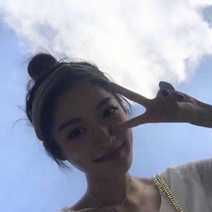 女生蓝色海边头像合集 18张高清蓝调吹风氛围感头像