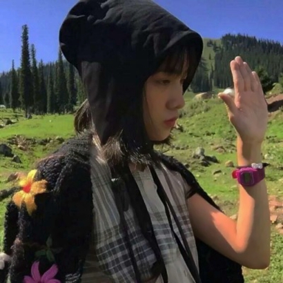 13张高清阳光蓝天白云女生唯美头像合集