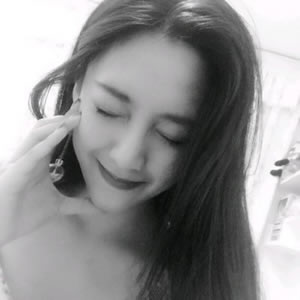 18张自带高冷气场的女生黑白头像 高清质感拉满