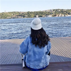 戴帽子的唯美背影头像来啦！12张高清女生背影图直接存