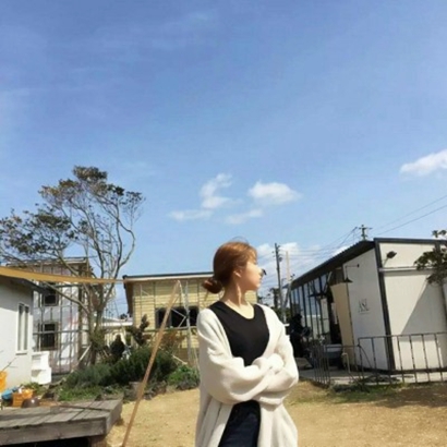 13张高清阳光蓝天白云女生唯美头像合集