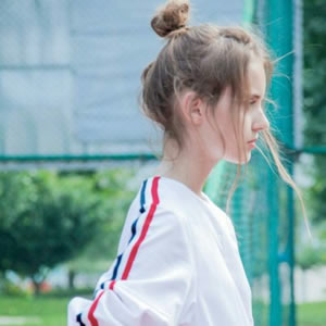 18张清纯感拉满的丸子头女生头像 背影侧脸款高清图