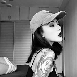 18张高清霸气超拽黑白女生头像合集