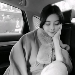 18张自带高冷气场的女生黑白头像 高清质感拉满