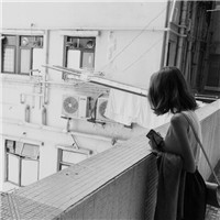 18张灰色调落寞伤感女生头像合集