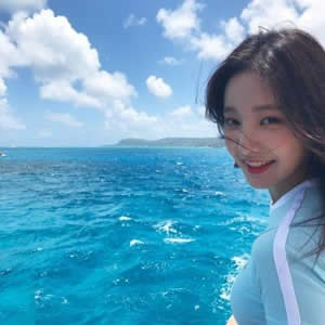 女生蓝色海边头像合集 18张高清蓝调吹风氛围感头像