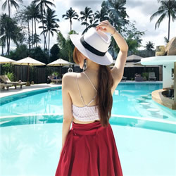 戴帽子的唯美背影头像来啦！12张高清女生背影图直接存