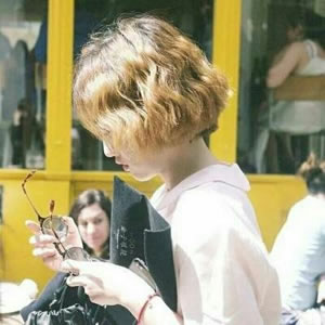 12张高清可爱短发女生QQ头像 好看又百搭