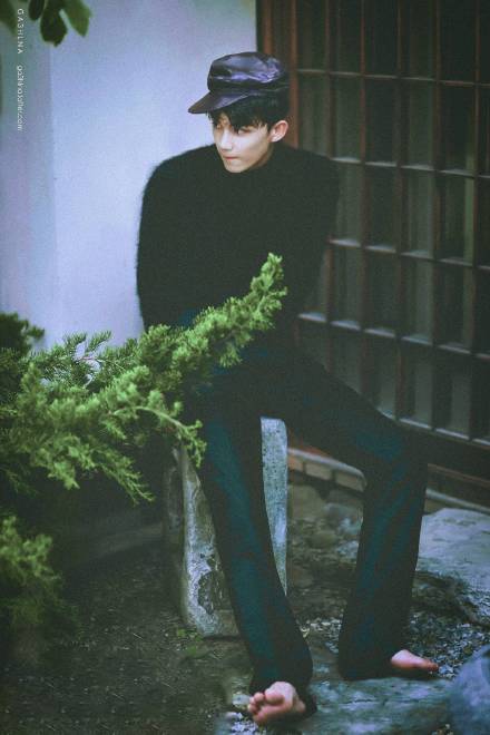 吴磊越长越帅！这波表情包太可了