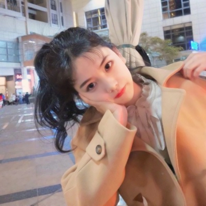 18张高清气质美女微信头像 简约又好看