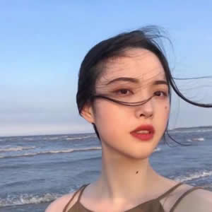 女生蓝色海边头像合集 18张高清蓝调吹风氛围感头像