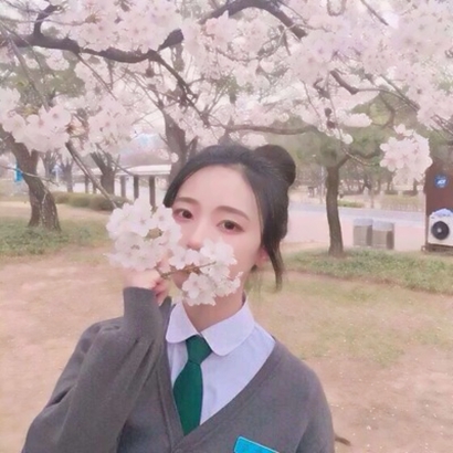 14张高清唯美拿花女生头像 氛围感拉满