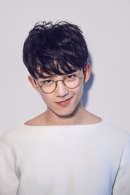 吴磊越长越帅！这波表情包太可了