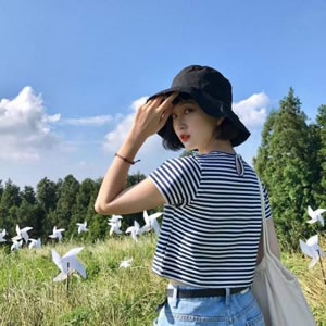 12张氛围感拉满的短发女生侧脸头像 高清无水印素材