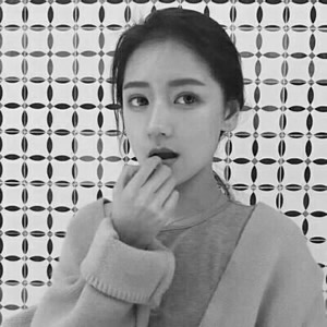 16张高清好看的QQ黑白女生头像合集