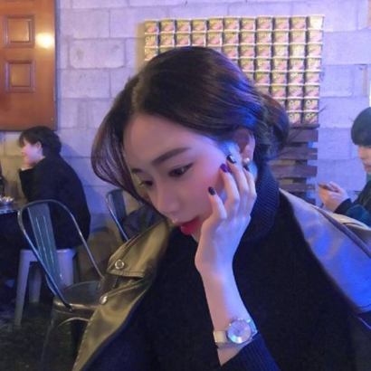 18张高清气质美女微信头像 简约又好看
