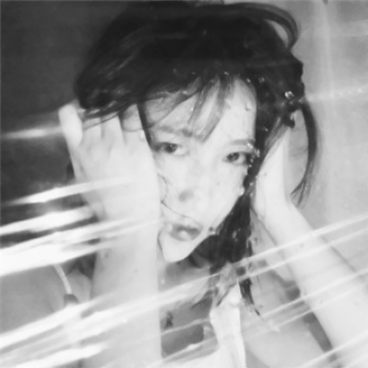 10张氛围感拉满的黑白伤感女生头像，每一张都戳中心事