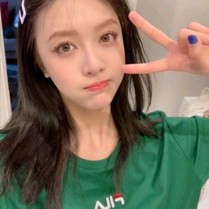 12张高清女生个性微信头像 氛围感直接拉满