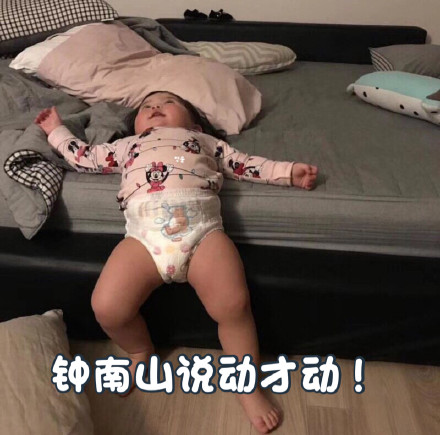 萌娃罗熙宅家一动不动表情包火了