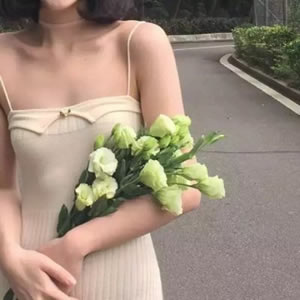 半露肩吊带女生头像合集 16张高清露肩性感女生头像