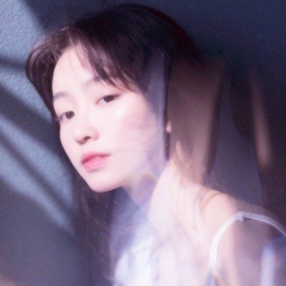 18张高清气质美女微信头像 简约又好看