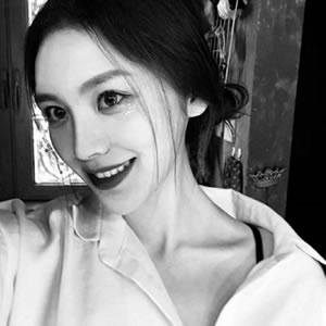 女生孤傲冷酷超清黑白头像合集 共15张