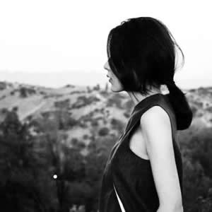 16张高清霸气真人黑白高冷女生头像合集