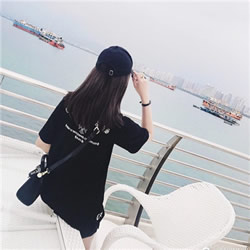 戴帽子的唯美背影头像来啦！12张高清女生背影图直接存