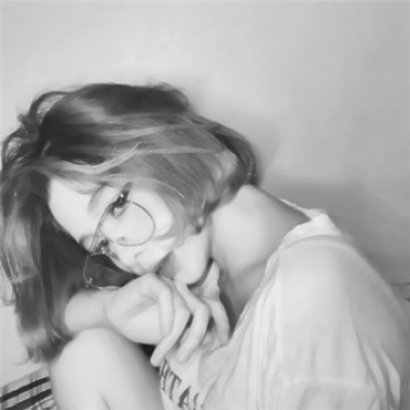 10张氛围感拉满的黑白伤感女生头像，每一张都戳中心事