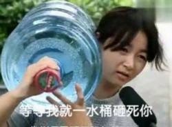 女生霸气扛水放话：我不需要男朋友