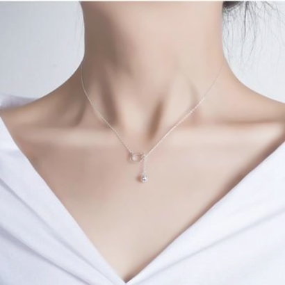 31张不露脸女生锁骨头像 高清露肩吊带半身图