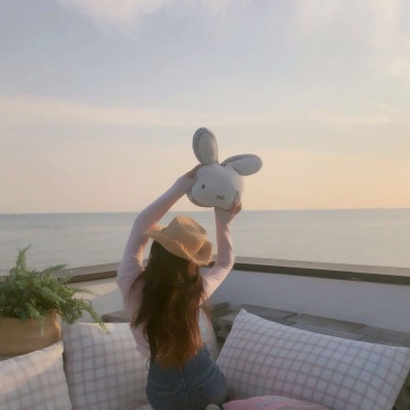 23张高清唯美海边背影女生头像合集