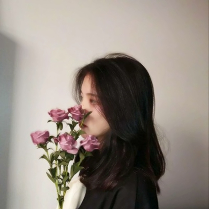 14张高清唯美拿花女生头像 氛围感拉满