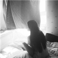 15张女生背影黑白伤感QQ头像 看了让人忍不住心疼