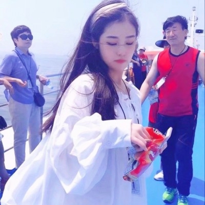 18张高清时尚女生头像 氛围感拉满