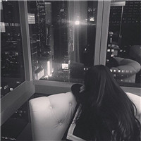 15张女生背影黑白伤感QQ头像 看了让人忍不住心疼