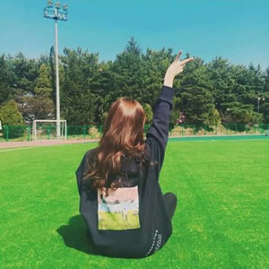 18张高清小清新女生背影头像 氛围感拉满的唯美头像图