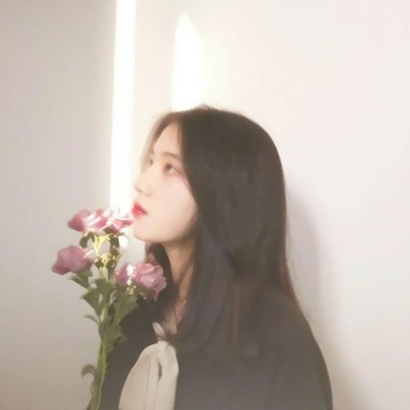 14张高清唯美拿花女生头像 氛围感拉满