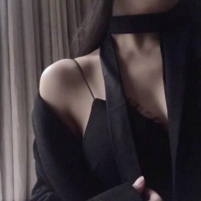 31张不露脸女生锁骨头像 高清露肩吊带半身图