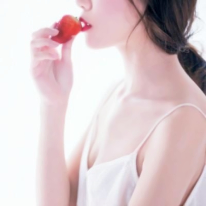 31张不露脸女生锁骨头像 高清露肩吊带半身图