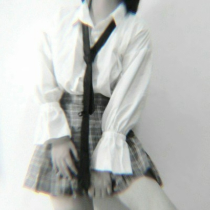 女生衬衫配裙子女头合集来啦 29张超耐看头像