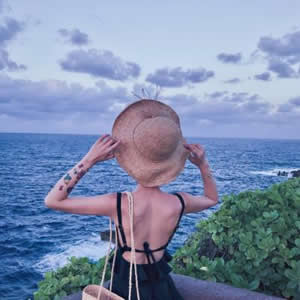 女生蓝色海边头像合集 18张高清蓝调吹风氛围感头像