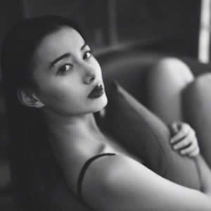 成熟御姐黑白头像合集 16张高清好看的女生头像分享