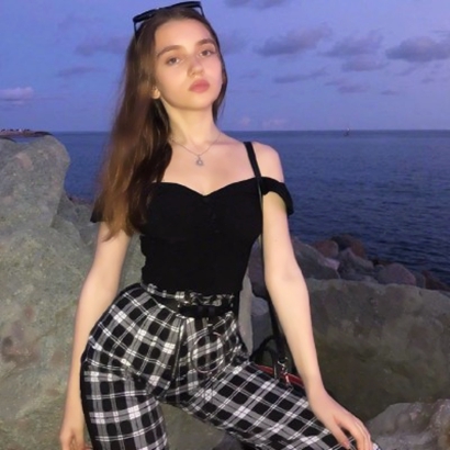 18张高清气质美女微信头像 简约又好看