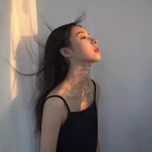 12张高清青春感拉满的时尚女生QQ头像