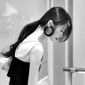 18张高清霸气超拽黑白女生头像合集